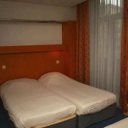 Empire Hotel 2*